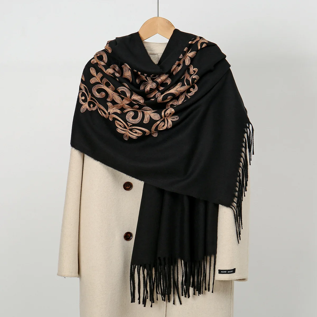 Новый зимний теплый кашемировый шарф для женщин, одеяло из пашмины с вышивкой, толстая шаль, шейный платок, модное пончо Bufanda Echarpe
Новый зимний теплый кашемировый шарф для женщин, одеяло из пашмины с вышивкой, толстая шаль, шейный платок, модное пончо Bufanda Echarpe