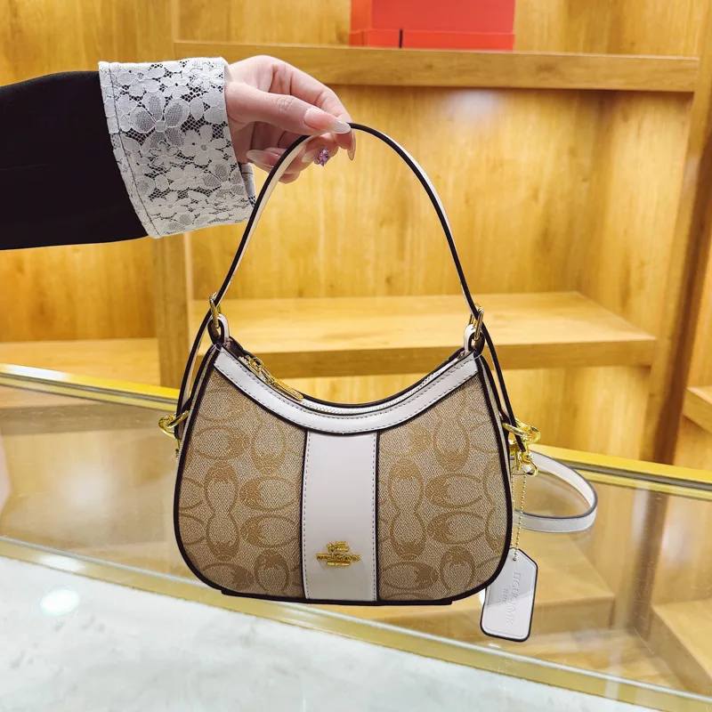 Classic style crossbody bag with zipper closure, oval pattern, versatile single-shoulder crossbody bag
Classic style crossbody bag with zipper closure, oval pattern, versatile single-shoulder crossbody bag