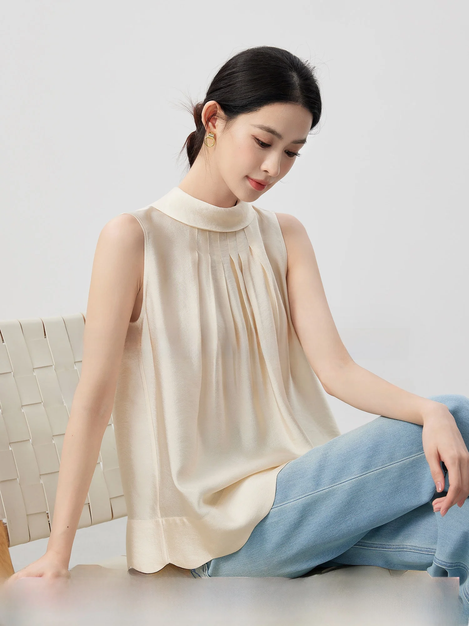 Elegant Pleated Sleeveless Shirt Women's Fashion Spring Summer New Arrival Glowing Details Control Luxury Light Style
Elegant Pleated Sleeveless Shirt Women's Fashion Spring Summer New Arrival Glowing Details Control Luxury Light Style
