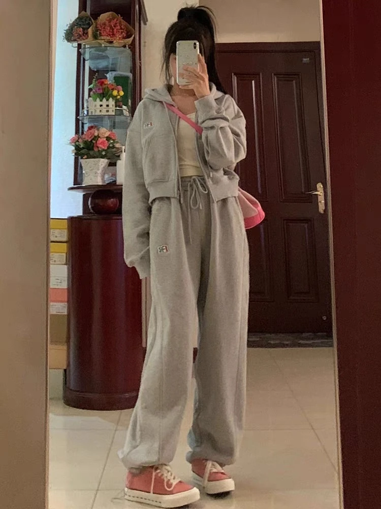 Женская толстовка на молнии с длинными рукавами, комплект свободного покроя в корейском стиле, повседневный комплект из двух предметов, новинка весны/осени
Женская толстовка на молнии с длинными рукавами, комплект свободного покроя в корейском стиле, повседневный комплект из двух предметов, новинка весны/осени