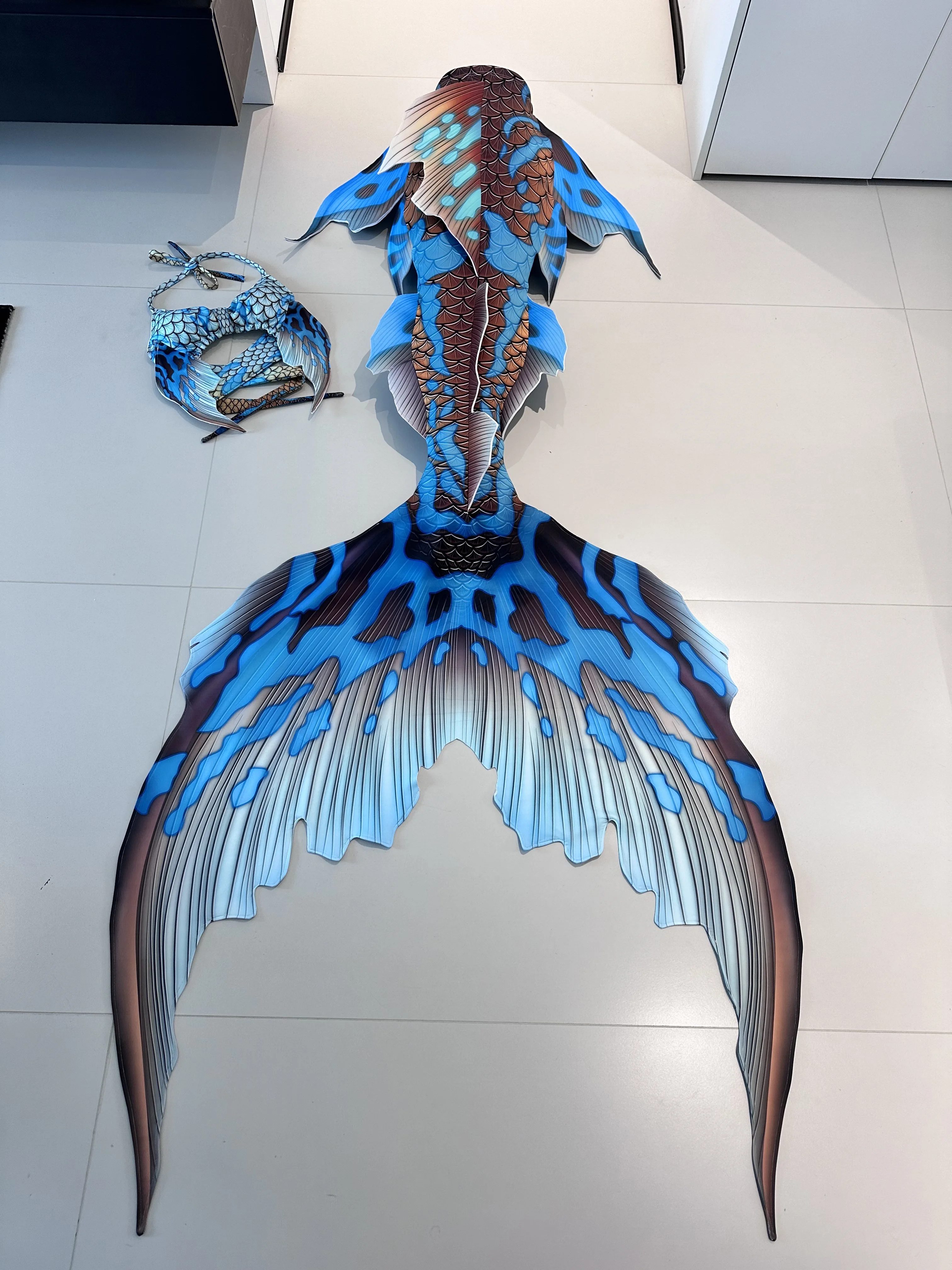 LUXURE Blue Mermaid Tail Adult Beauty Tail Underwater Performance Costume Shooting Aquarium Diving Training Tail Back Fin
LUXURE Blue Mermaid Tail Adult Beauty Tail Underwater Performance Costume Shooting Aquarium Diving Training Tail Back Fin