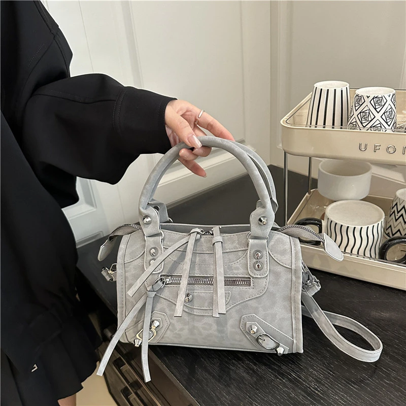 Y2K Retro Women Shoulder Bag Solid Color Suede Soft PU Crossbody Bag Metal Multi Purpose Handbag for Commuting Shopping
Y2K Retro Women Shoulder Bag Solid Color Suede Soft PU Crossbody Bag Metal Multi Purpose Handbag for Commuting Shopping