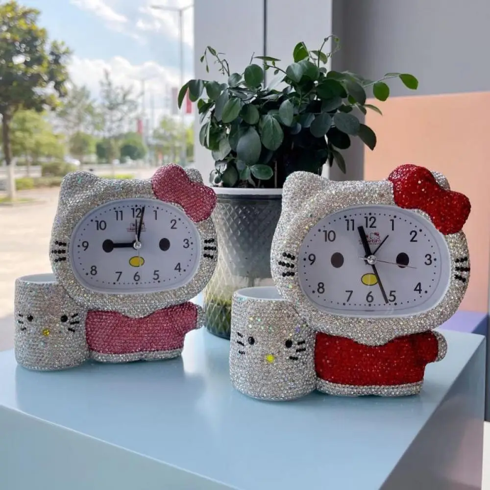 Часы Kawaii Sanrio Hello Kitty, будильник с бриллиантами и держателем для ручек, часы, аниме-фигурка, блестящие девушки, милый высококлассный подарок подруге 
Часы Kawaii Sanrio Hello Kitty, будильник с бриллиантами и держателем для ручек, часы, аниме-фигурка, блестящие девушки, милый высококлассный подарок подруге
