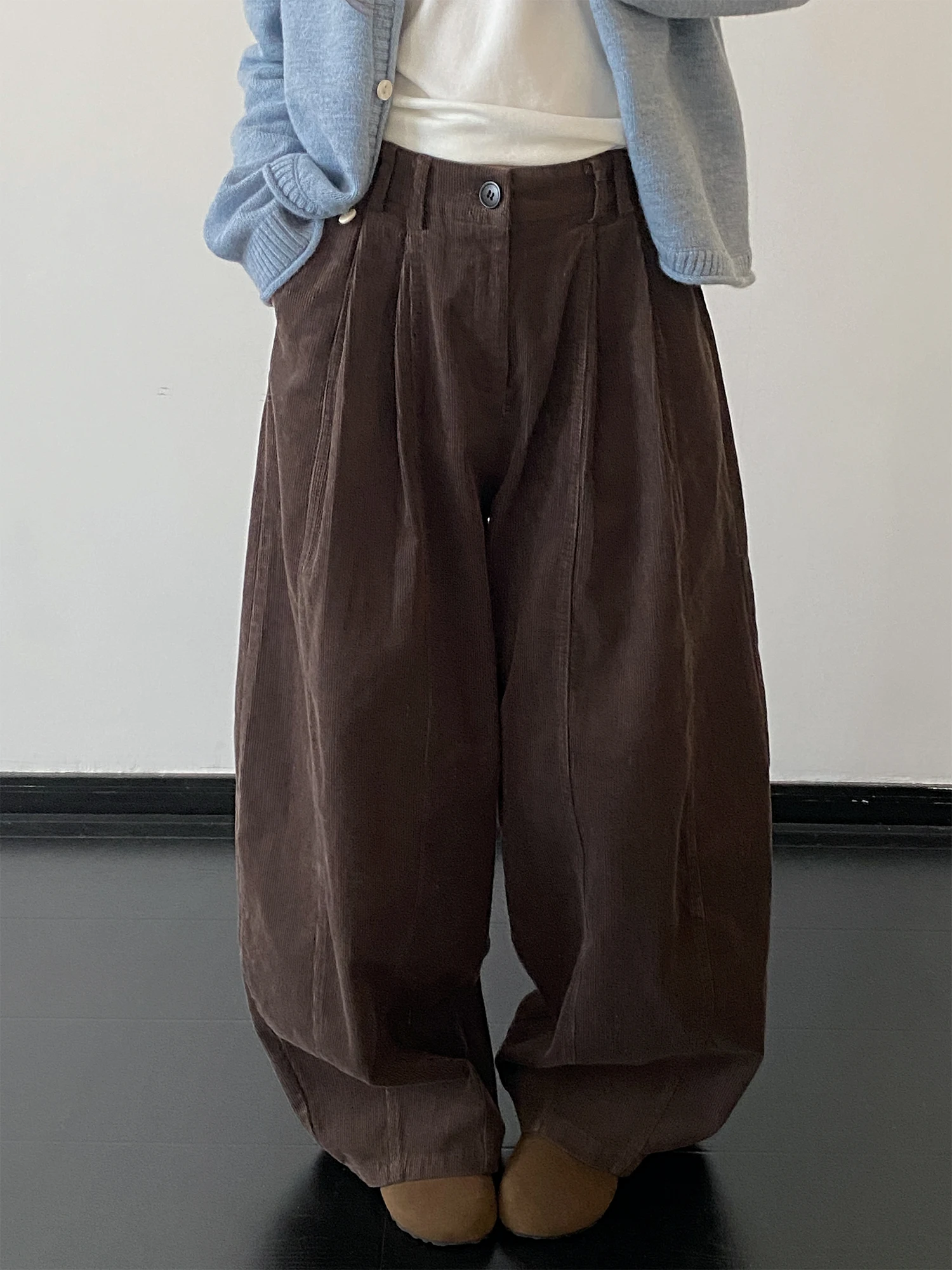 Женские вельветовые брюки SunYeo в винтажном стиле, свободные, фасона «морковки», с полуэластичным поясом, на весну-лето, повседневные, с завышенной талией
Женские вельветовые брюки SunYeo в винтажном стиле, свободные, фасона «морковки», с полуэластичным поясом, на весну-лето, повседневные, с завышенной талией