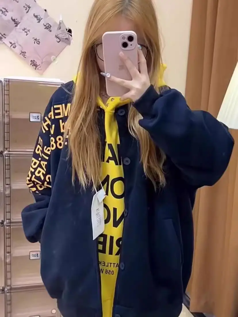 Куртки-бомберы женские красные осенние, декорированные, с узкими рукавами, с узором «рыбья кость», облегающие, на пуговицах, с перфорацией, самоскладывающиеся, в стиле ретро
Куртки-бомберы женские красные осенние, декорированные, с узкими рукавами, с узором «рыбья кость», облегающие, на пуговицах, с перфорацией, самоскладывающиеся, в стиле ретро