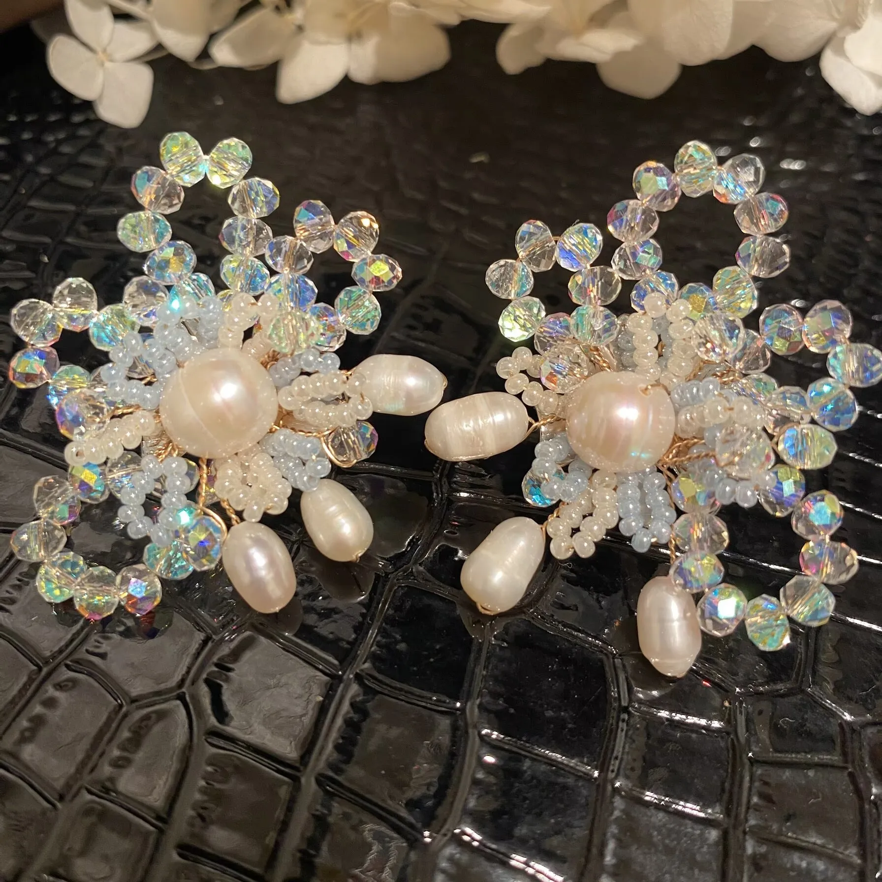 Sweet Crystal Freshwater Pearl Earrings Exaggerated Super Sparkling 3D Flower Earrings
Sweet Crystal Freshwater Pearl Earrings Exaggerated Super Sparkling 3D Flower Earrings