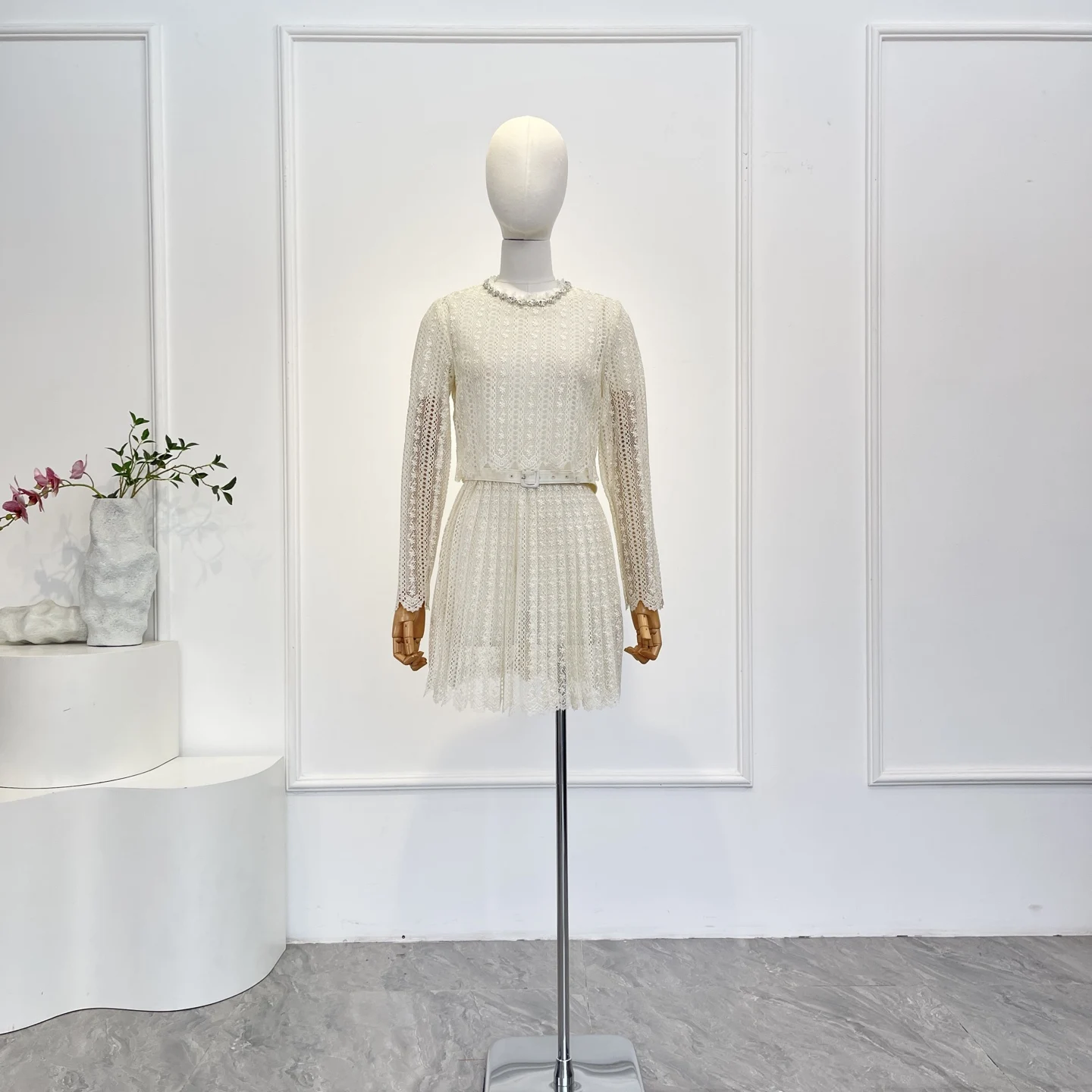 2026 High Quality New Women's Ivory White Beige Diamond Lace Long Sleeve Mini Dress
2026 High Quality New Women's Ivory White Beige Diamond Lace Long Sleeve Mini Dress
