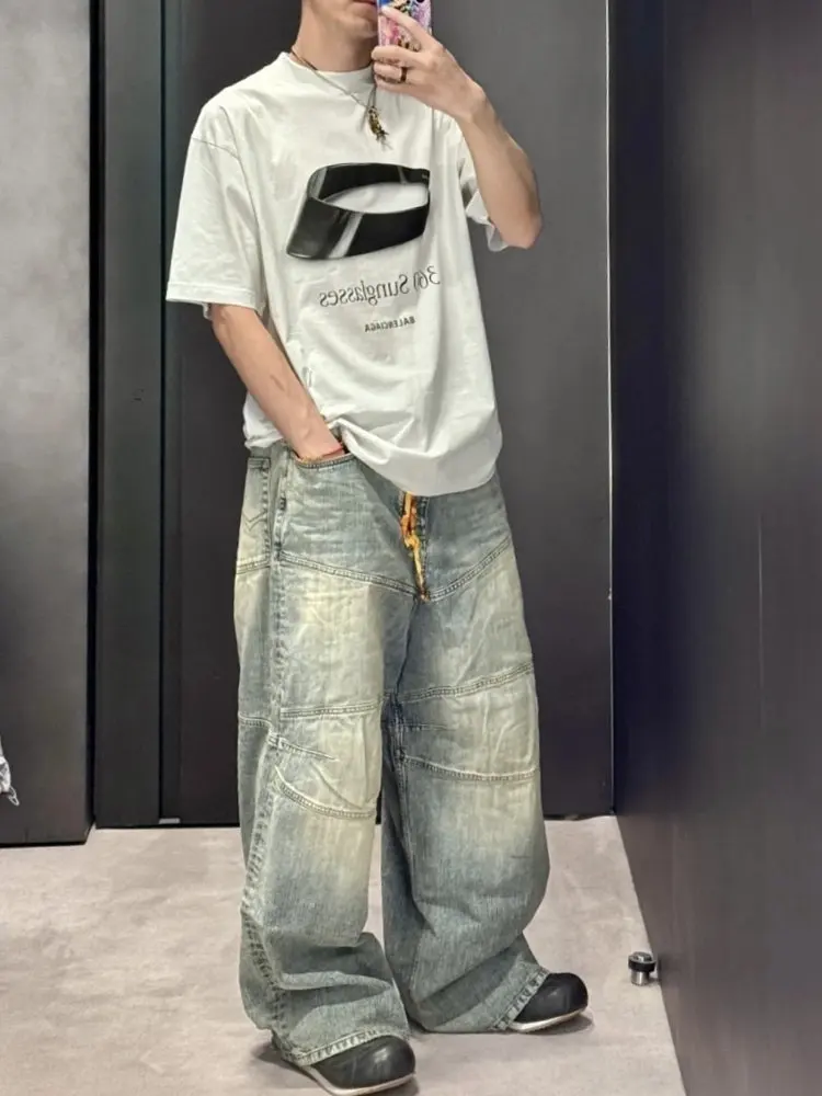 Джинсы BMC George V Knee в винтажном стиле, с эффектом потертости, свободного кроя.
Джинсы BMC George V Knee в винтажном стиле, с эффектом потертости, свободного кроя.