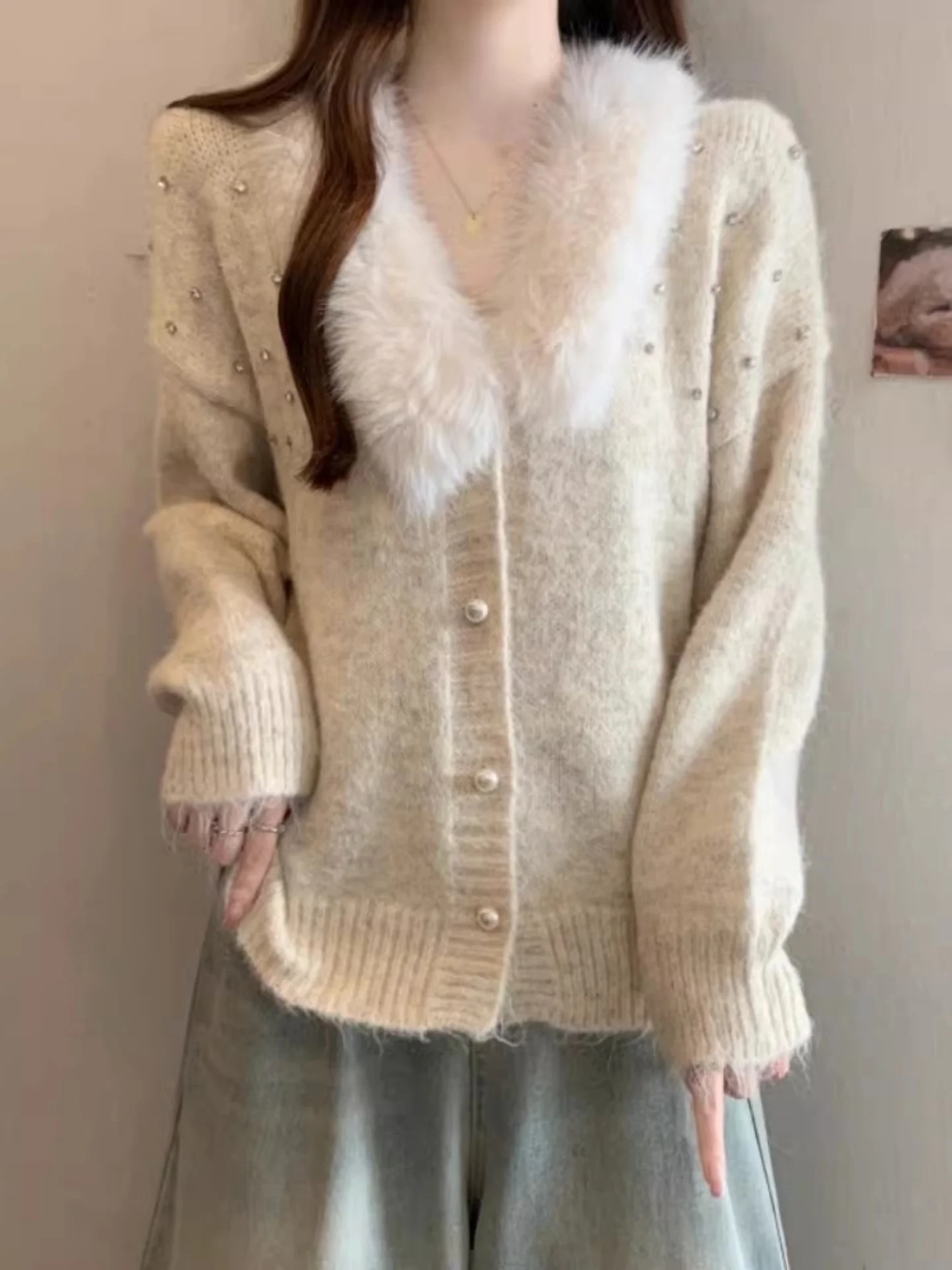 Women's Long Sleeve Knitted Sweater Coat with Fur Collar Diamond Embellished Loose Fit Winter Outerwear Elegant V-Neck Cardigan
Women's Long Sleeve Knitted Sweater Coat with Fur Collar Diamond Embellished Loose Fit Winter Outerwear Elegant V-Neck Cardigan