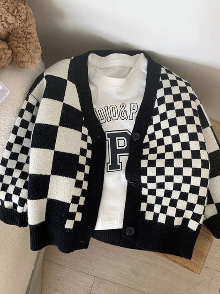 Autumn New Children's Clothing, Children's Korean Version, Black and White Plaid Knitted Cardigan, Boys' Trendy V-neck Sweater
Autumn New Children's Clothing, Children's Korean Version, Black and White Plaid Knitted Cardigan, Boys' Trendy V-neck Sweater