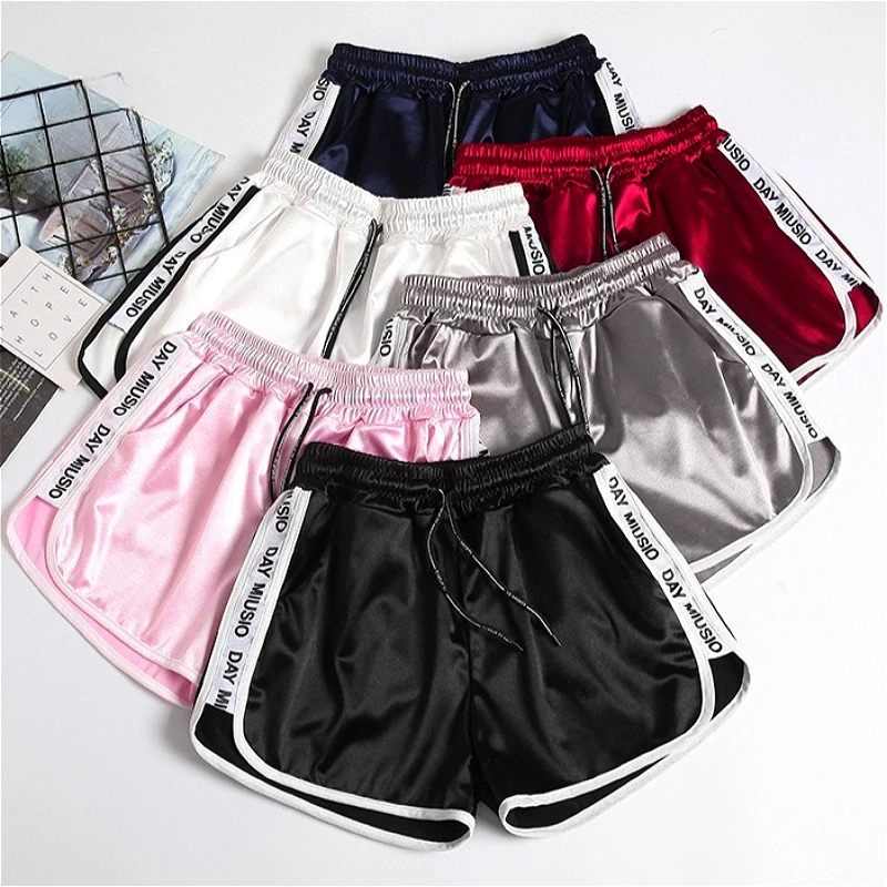 Новые блестящие спортивные шорты для девочек: свободные, мягкие, широкие, глянцевые. Женская одежда: шорты для бега, плавания, пляжные шорты, летняя одежда.
Новые блестящие спортивные шорты для девочек: свободные, мягкие, широкие, глянцевые. Женская одежда: шорты для бега, плавания, пляжные шорты, летняя одежда.