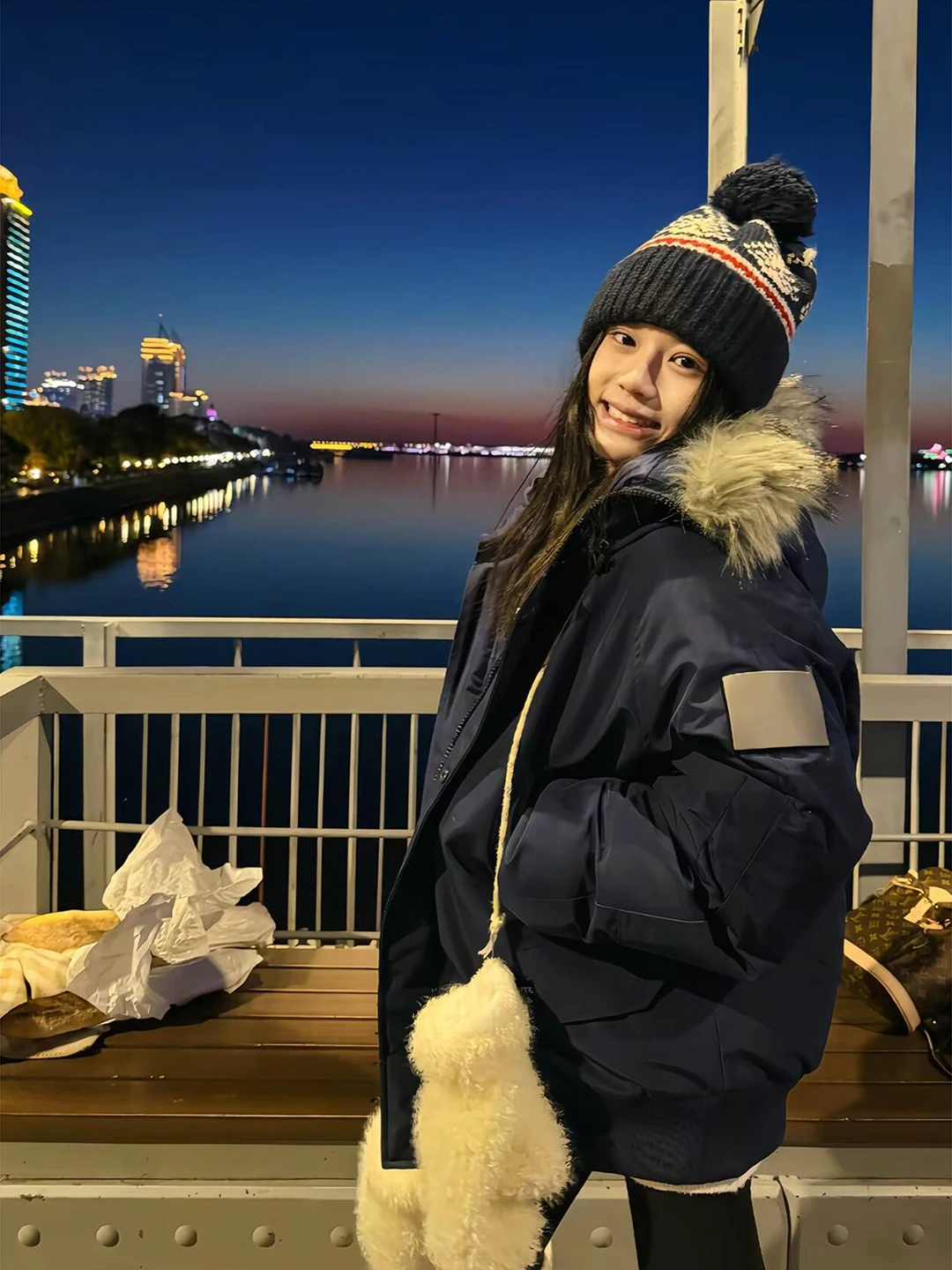 Утепленное хлопковое женское зимнее пальто с большим меховым воротником, на молнии, с длинными рукавами, стандартный крой
Утепленное хлопковое женское зимнее пальто с большим меховым воротником, на молнии, с длинными рукавами, стандартный крой