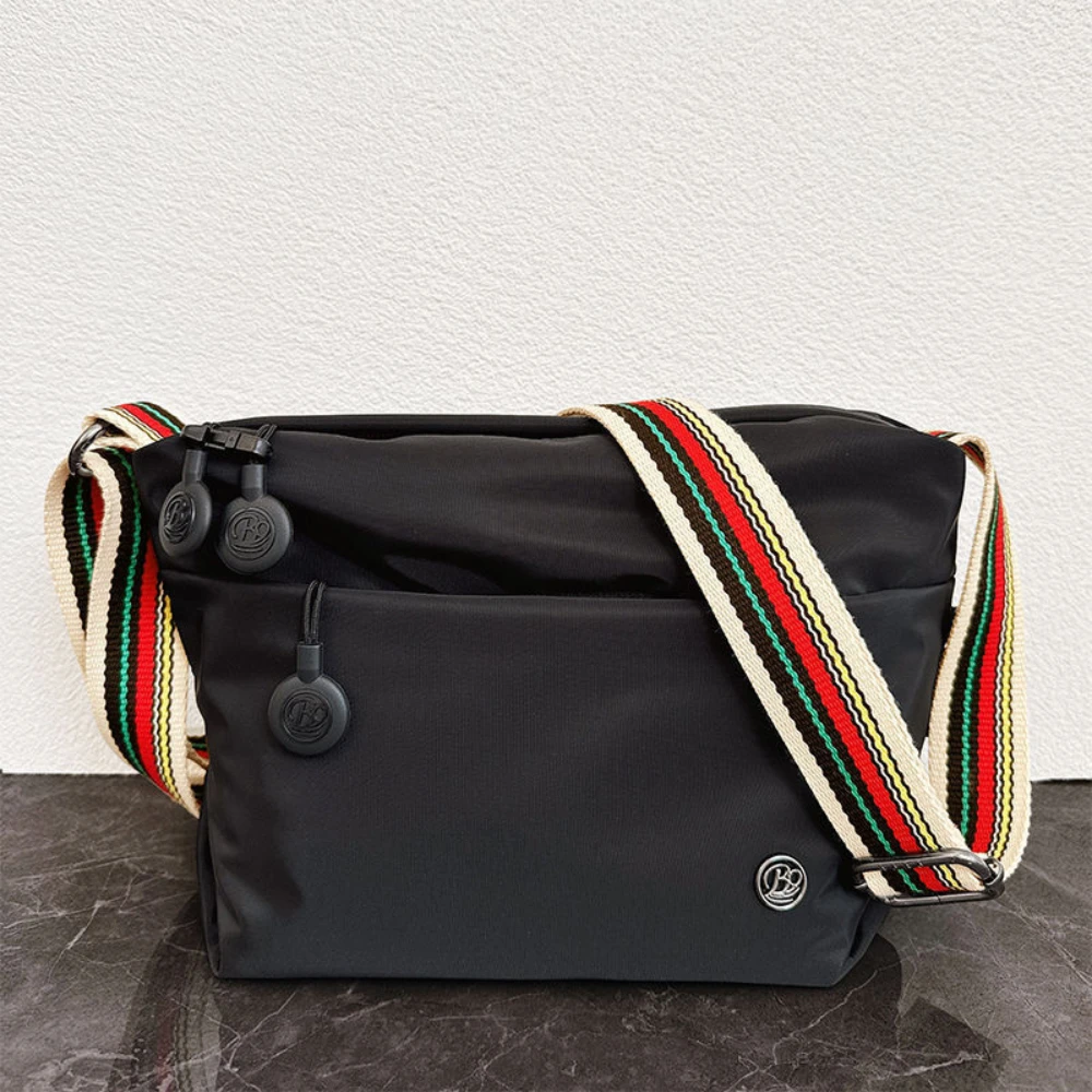 Сверхлегкая сумка через плечо из нейлоновой ткани Оксфорд 2025 года. Универсальная маленькая легкая сумка для повседневного использования. 
Сверхлегкая сумка через плечо из нейлоновой ткани Оксфорд 2025 года. Универсальная маленькая легкая сумка для повседневного использования.