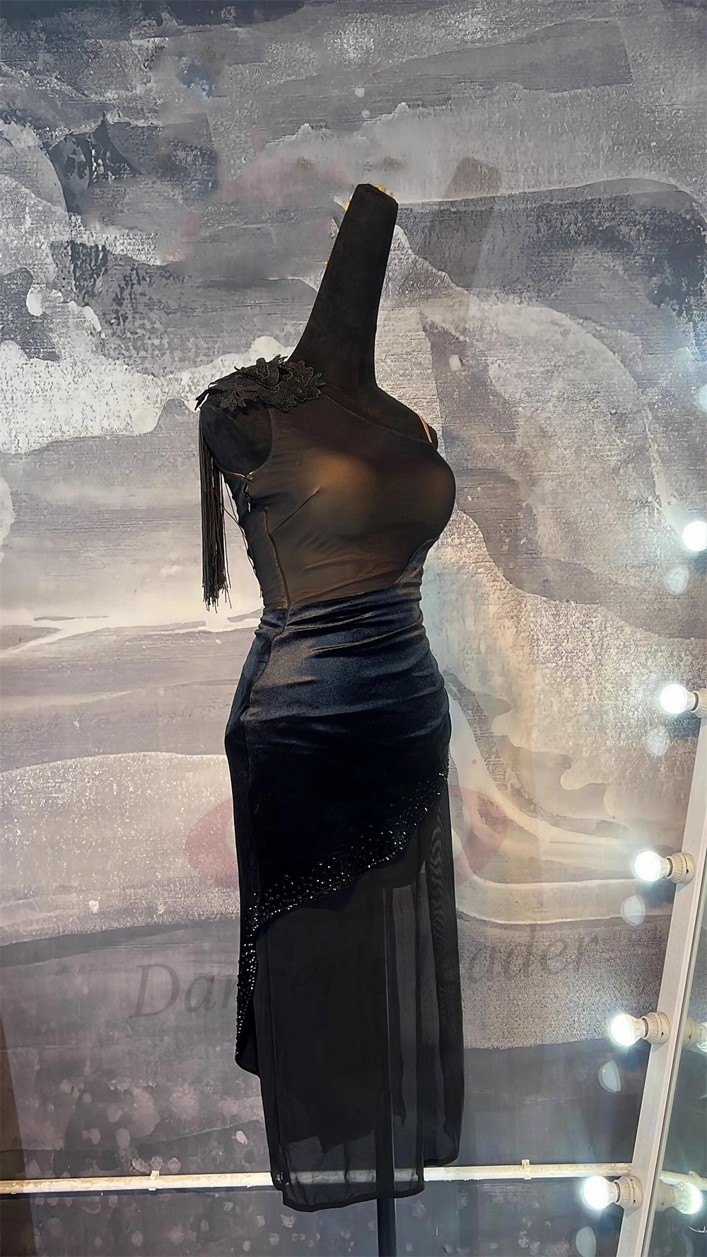 Платье для латиноамериканских танцев для взрослых и детей, элитное, на заказ, из черного бархата и кожи, для ча-ча-ча и танго, профессиональная женская одежда
Платье для латиноамериканских танцев для взрослых и детей, элитное, на заказ, из черного бархата и кожи, для ча-ча-ча и танго, профессиональная женская одежда