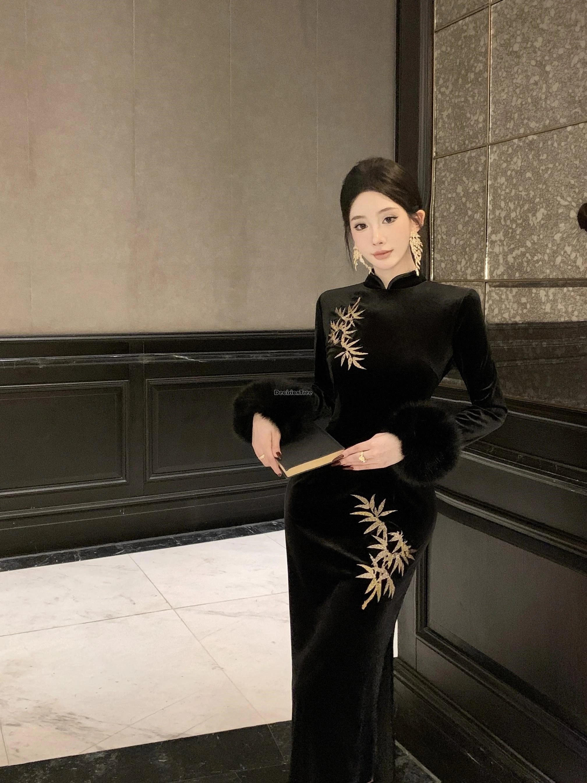 2025 winter chinese improved retro fashion thicked velvet cheongsam embroidery stand collar long sleeve elegant slimming qipao
2025 winter chinese improved retro fashion thicked velvet cheongsam embroidery stand collar long sleeve elegant slimming qipao