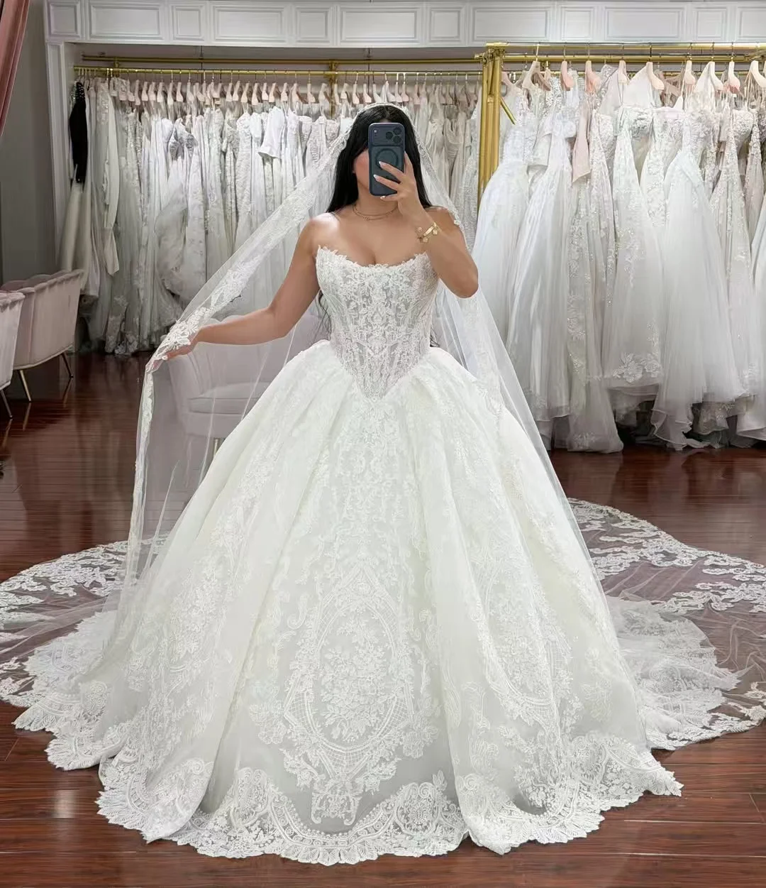 Customized Graceful Wedding sweetheart style sleeveless A-line embroidered lace wedding dress wedding robe
Customized Graceful Wedding sweetheart style sleeveless A-line embroidered lace wedding dress wedding robe