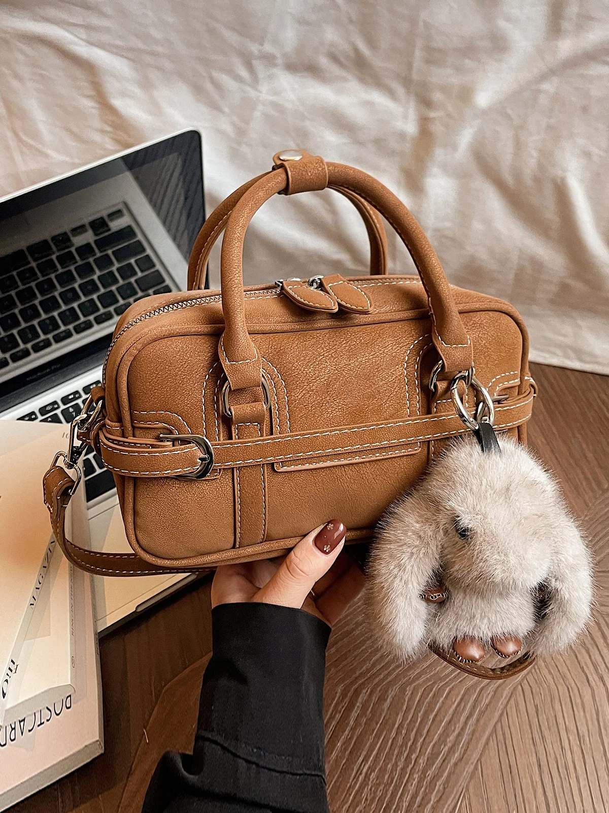 Fashionable Retro Matte Women's Crossbody Bag Versatile Handbag Bowling Bag Soft PU Leather Casual Style Single Shoulder Strap
Fashionable Retro Matte Women's Crossbody Bag Versatile Handbag Bowling Bag Soft PU Leather Casual Style Single Shoulder Strap