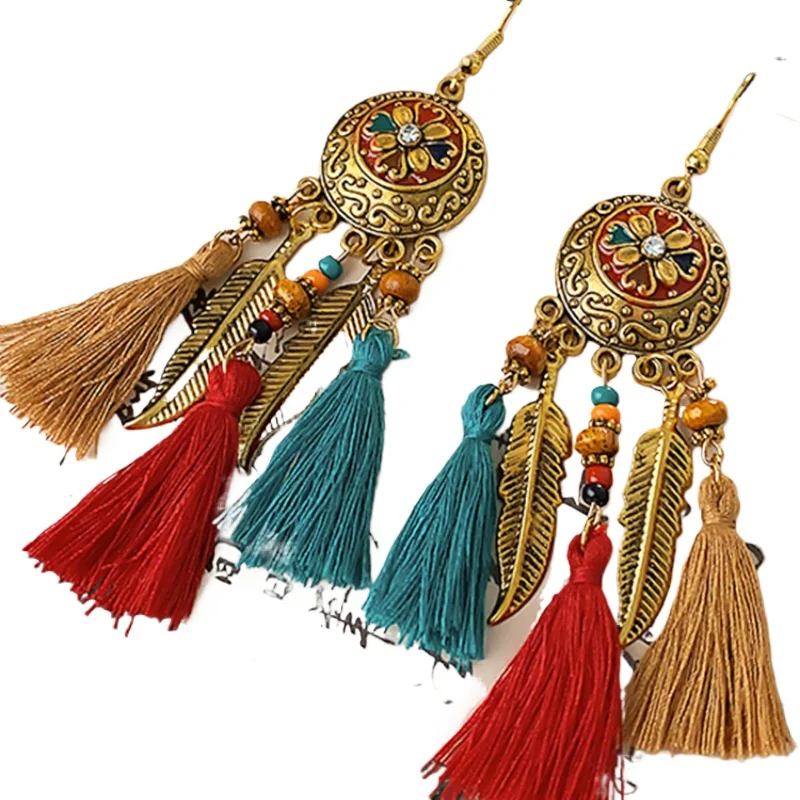 A pair of ethnic style long tassel earrings, suitable for women to wear when traveling, leisure and entertainment.
A pair of ethnic style long tassel earrings, suitable for women to wear when traveling, leisure and entertainment.