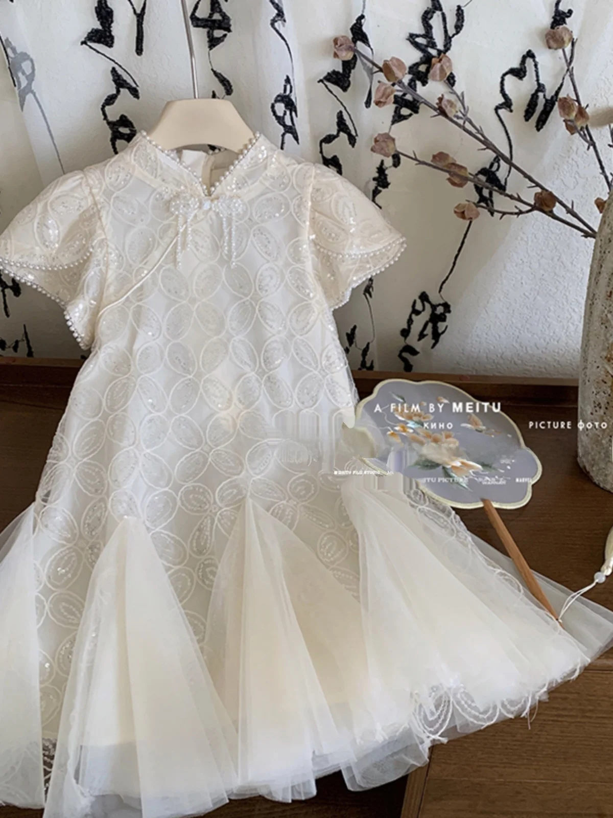 Girls Fish Tail Qipao Dress Sparkling Embroidered Baby Princess Skirt Button Closure Summer New Chinese Style Children's Dress
Girls Fish Tail Qipao Dress Sparkling Embroidered Baby Princess Skirt Button Closure Summer New Chinese Style Children's Dress