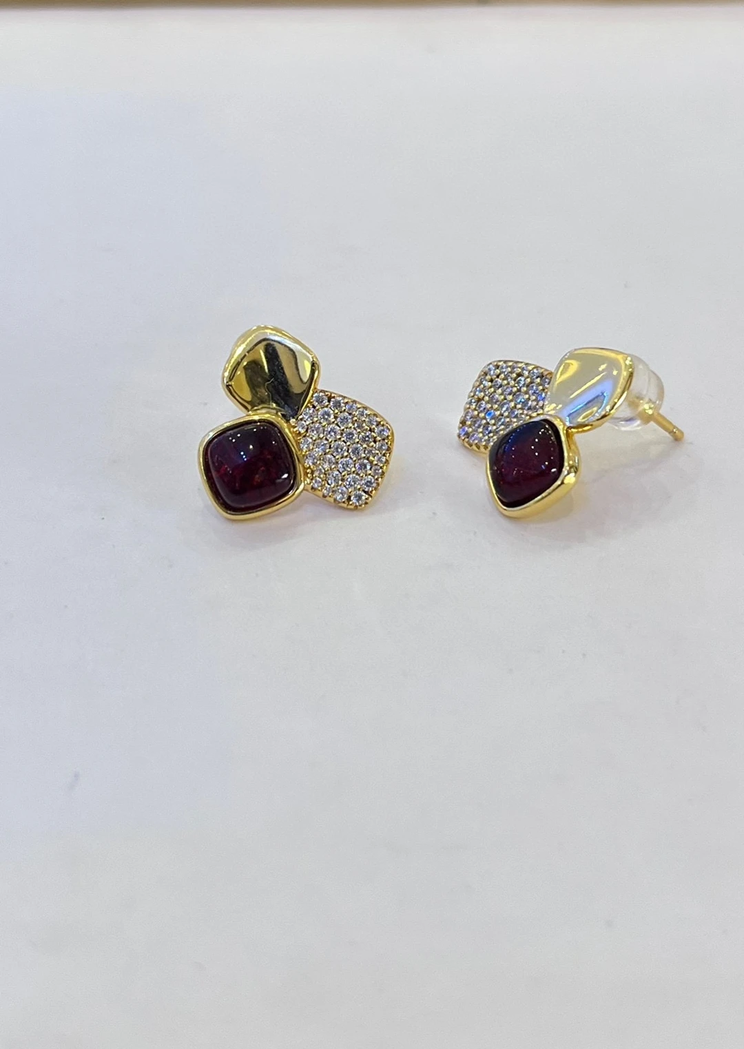 Certificated 925 Silver Natural Baltic Red Amber Three Clover Ear Stud Full Diamond Leaf Garnet Earring Women Waterproof Jewelry
Certificated 925 Silver Natural Baltic Red Amber Three Clover Ear Stud Full Diamond Leaf Garnet Earring Women Waterproof Jewelry