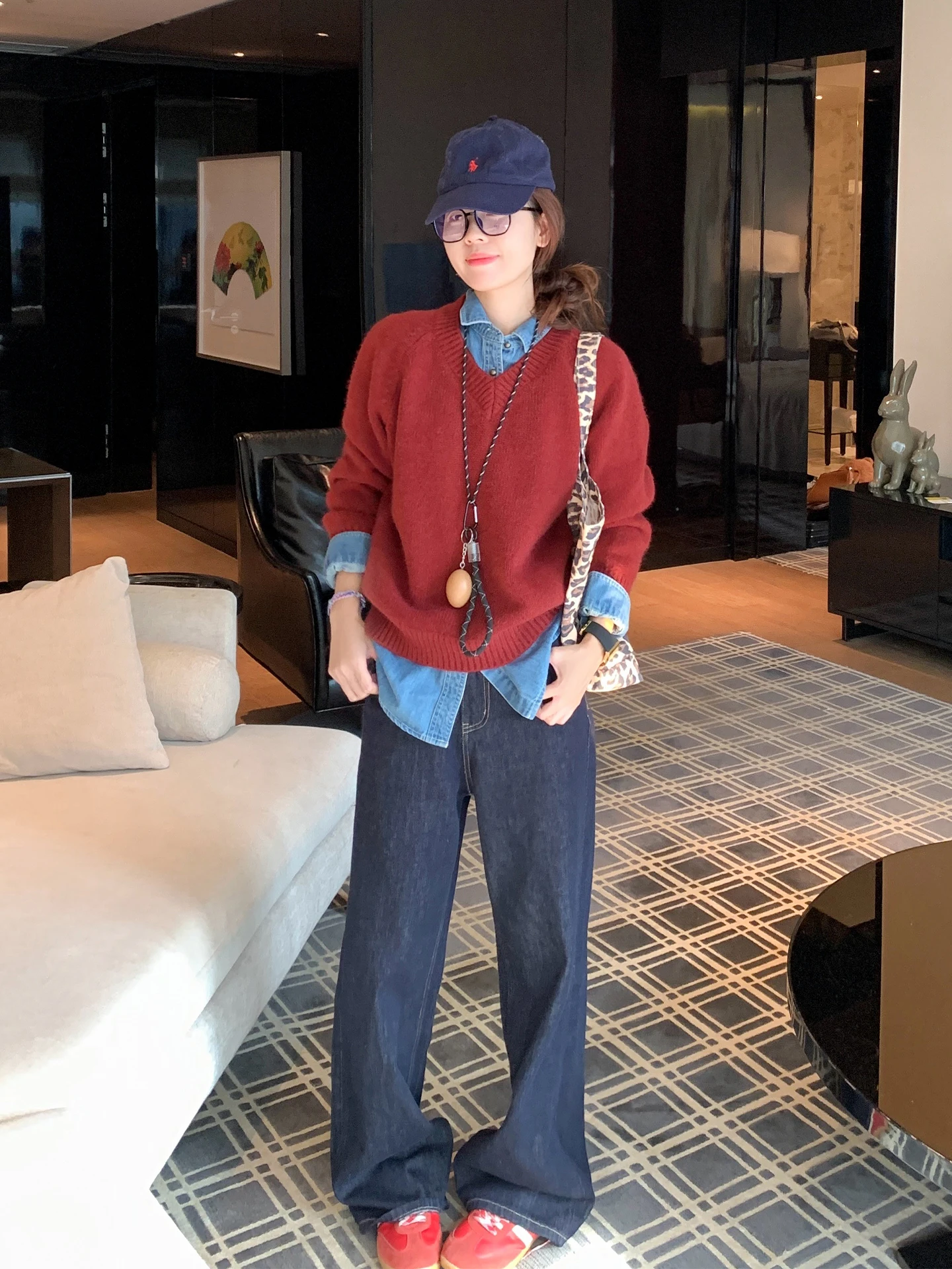 Свободный женский свитер с V-образным вырезом, красный, в корейском стиле, вязаный, с длинными рукавами, для ранней осени, повседневный, для ношения под одеждой, от Zeng Xiaoxian
Свободный женский свитер с V-образным вырезом, красный, в корейском стиле, вязаный, с длинными рукавами, для ранней осени, повседневный, для ношения под одеждой, от Zeng Xiaoxian