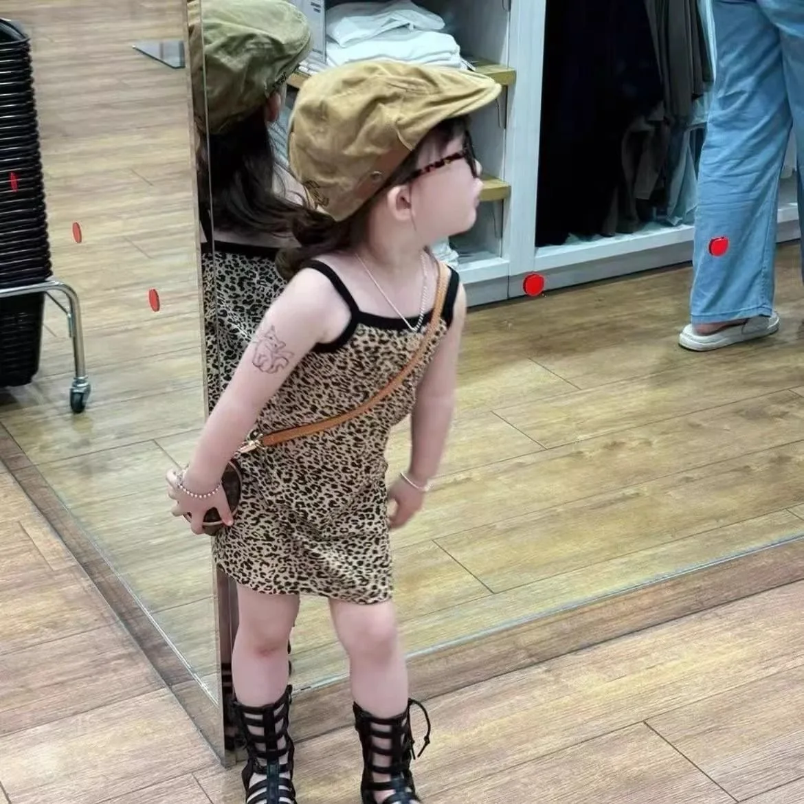 Korean Children's Clothing Girls' Dress Summer New Suspender Leopard Print Skirt Fashion Beach Skirt Children's Clothing Trend
Korean Children's Clothing Girls' Dress Summer New Suspender Leopard Print Skirt Fashion Beach Skirt Children's Clothing Trend
