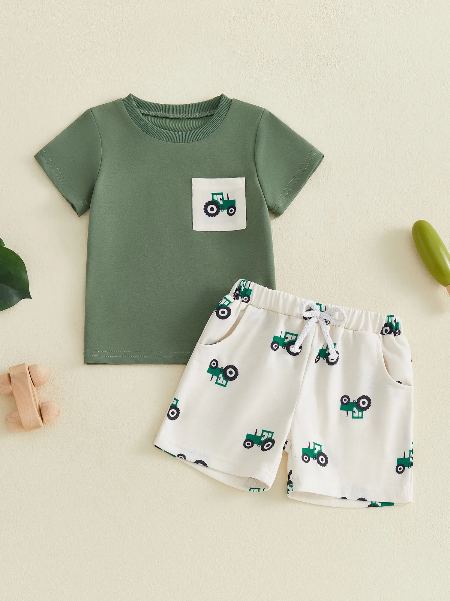 Комплект из синих майок без рукавов и шорт с камуфляжным принтом для мальчиков для летних активностей на свежем воздухе и игр.
Комплект из синих майок без рукавов и шорт с камуфляжным принтом для мальчиков для летних активностей на свежем воздухе и игр.