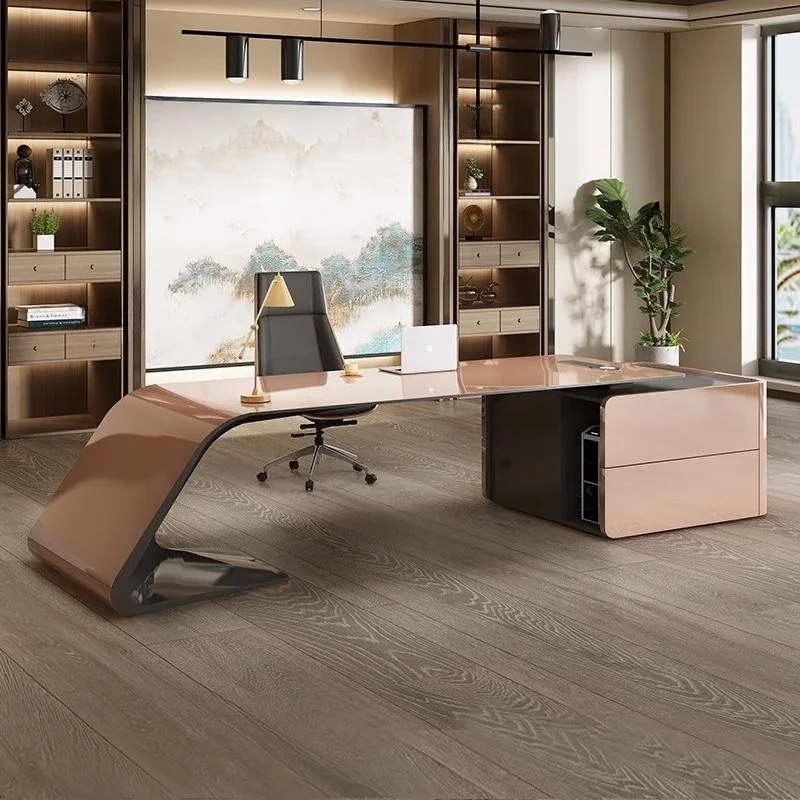 Простой современный президентский стол белого цвета, специальной формы, для руководителя.
Простой современный президентский стол белого цвета, специальной формы, для руководителя.