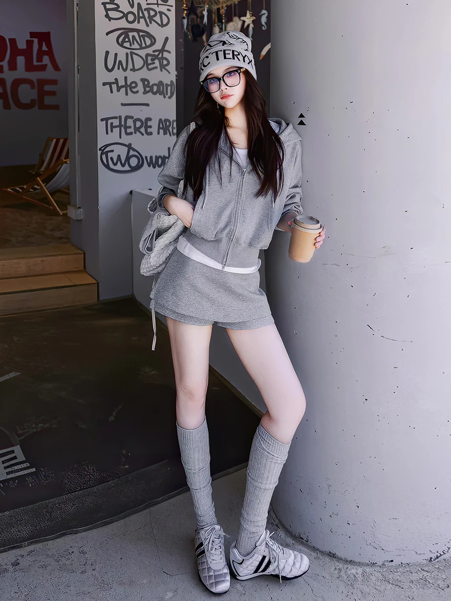 Early Autumn 2026 American Style Short Hoodie And Low Waist Shorts Set Women's Fake Two-Piece Cotton Casual Fashion Suit
Early Autumn 2026 American Style Short Hoodie And Low Waist Shorts Set Women's Fake Two-Piece Cotton Casual Fashion Suit