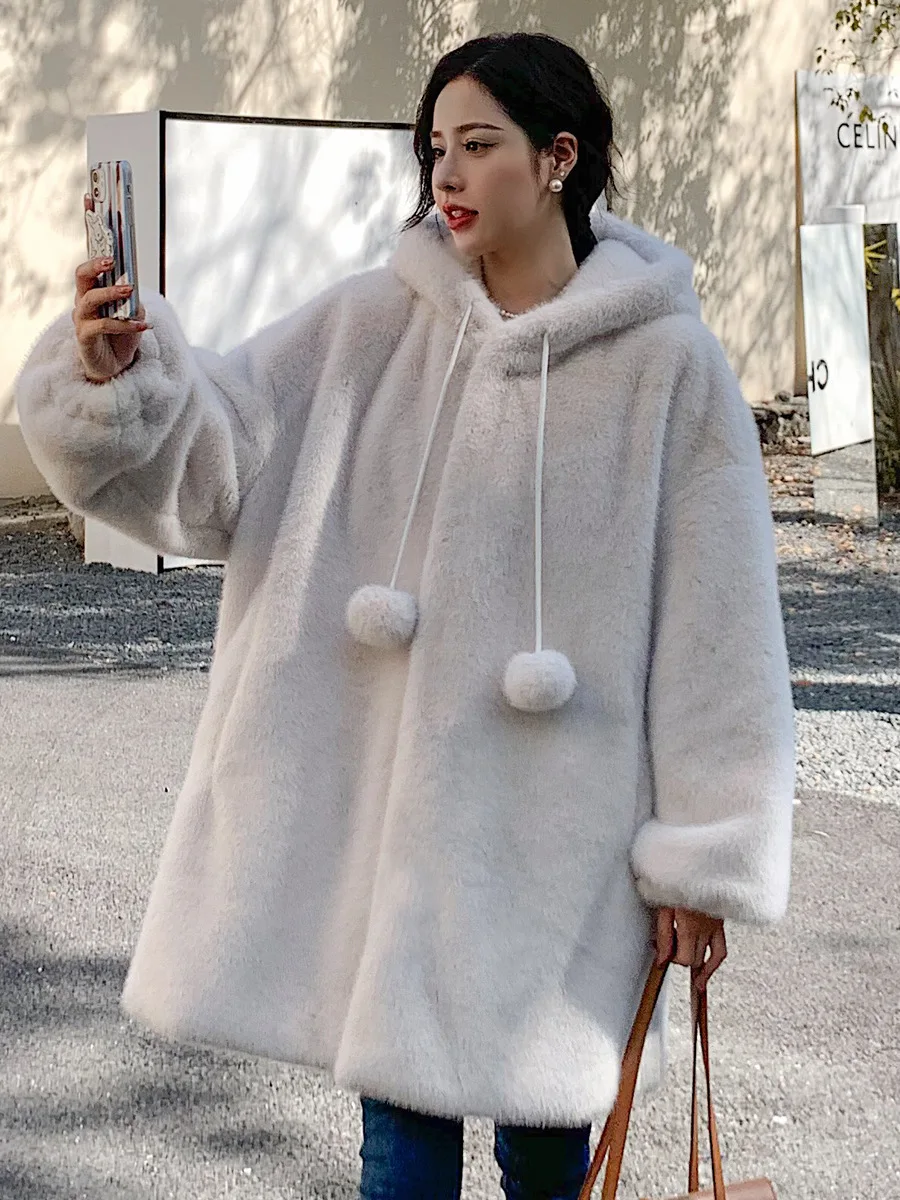 Самая продаваемая шаль, новая зимняя шуба из искусственного меха для европейских и американских вечеринок, состоящая из пляжной шерсти и меха.
Самая продаваемая шаль, новая зимняя шуба из искусственного меха для европейских и американских вечеринок, состоящая из пляжной шерсти и меха.