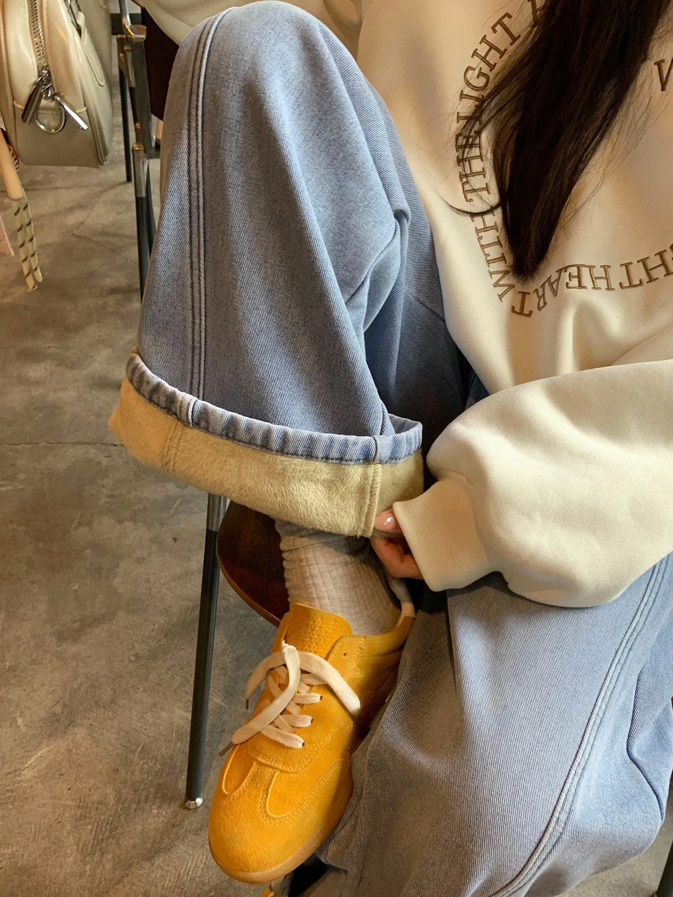 Женские джинсы с термоизоляцией, рваные, свободного кроя, для осени и зимы
Женские джинсы с термоизоляцией, рваные, свободного кроя, для осени и зимы