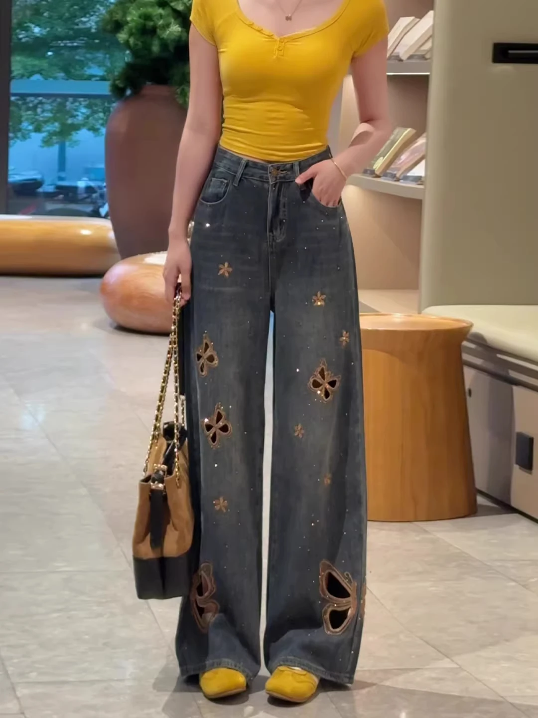Heavy Embroidery Rhinestone Hollow Wide Leg Jeans Women's Summer New High Waist Fashion Slim Straight Pants Pattern
Heavy Embroidery Rhinestone Hollow Wide Leg Jeans Women's Summer New High Waist Fashion Slim Straight Pants Pattern