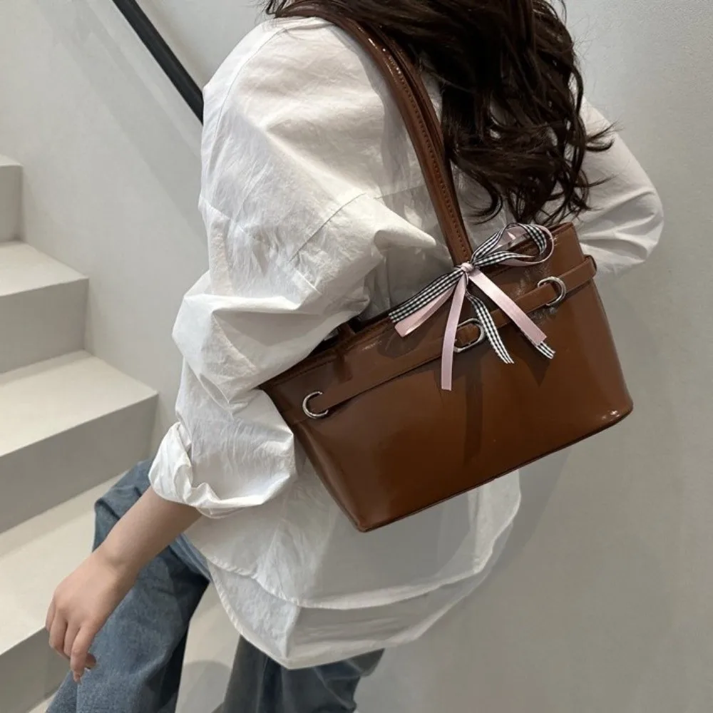 Portable PU Leather Bow Ribbon Shoulder Bag Y2K Commuting French Stick Underarm Bag Zipper Leisure Women Handbag Daily
Portable PU Leather Bow Ribbon Shoulder Bag Y2K Commuting French Stick Underarm Bag Zipper Leisure Women Handbag Daily