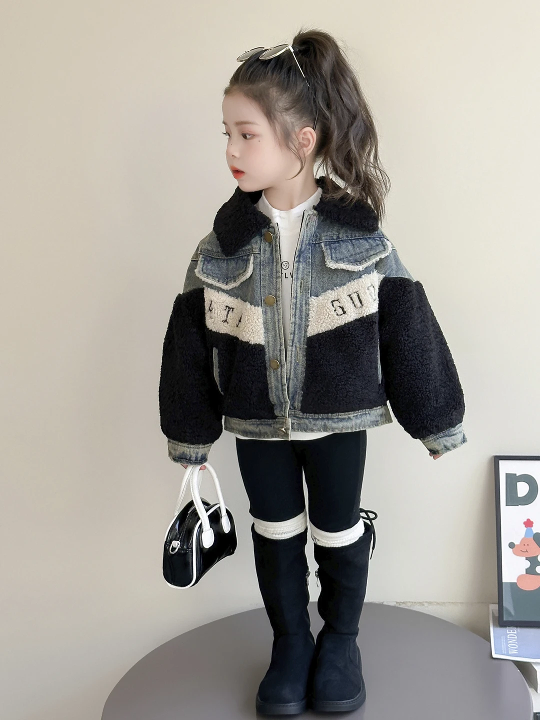 Джинсовая лоскутная куртка Thiened для девочек, зимняя одежда, теплая детская одежда, модное хлопковое пальто с брендовым капюшоном
Джинсовая лоскутная куртка Thiened для девочек, зимняя одежда, теплая детская одежда, модное хлопковое пальто с брендовым капюшоном