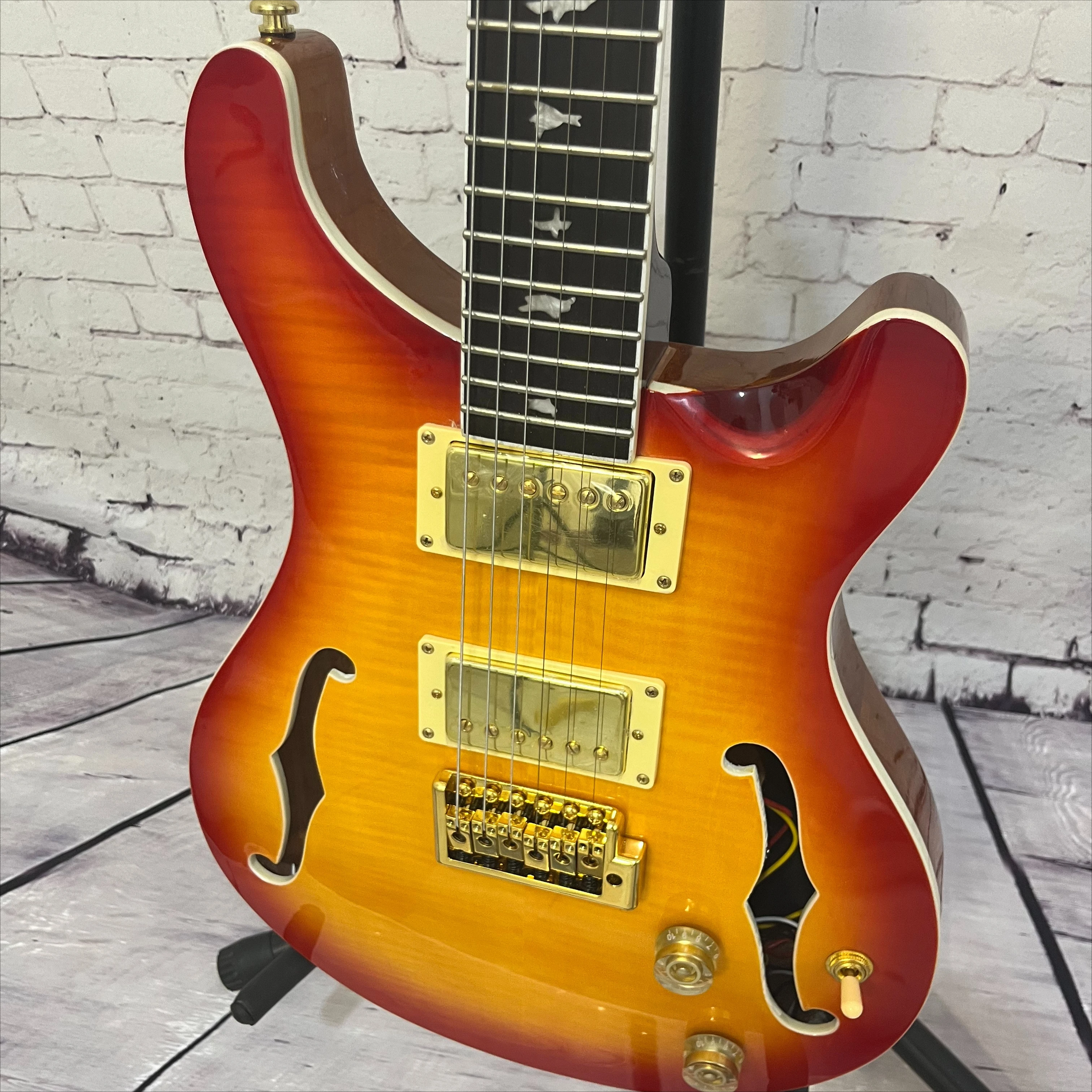 Cherry Sunburst Colour PRS Mahogany Body F-hole Semi-Hollow Construction Free Shipping Electric Guitar Beginner
Cherry Sunburst Colour PRS Mahogany Body F-hole Semi-Hollow Construction Free Shipping Electric Guitar Beginner