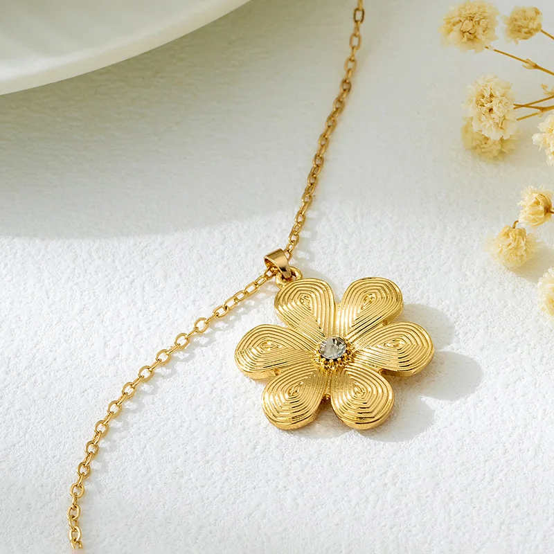 Retro Ins Design Flower Temperament Pendant Diamond-encrusted Gold Texture Personality Women's Necklace Simple Trendy Jewelry
Retro Ins Design Flower Temperament Pendant Diamond-encrusted Gold Texture Personality Women's Necklace Simple Trendy Jewelry