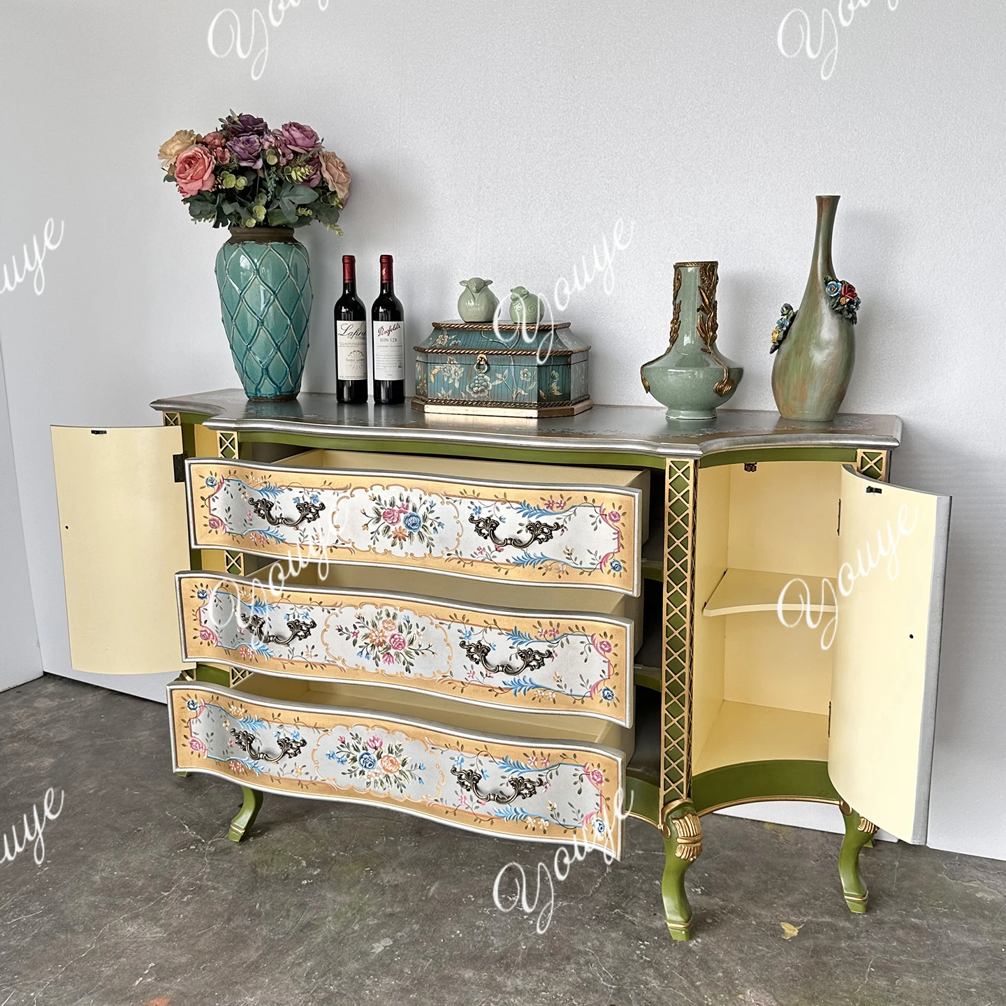 Французский шкаф на крыльце, гостиная у стены, шкаф в прихожей, шкаф в американском коридоре, ручная роспись в стиле ретро, обеденный стол.
Французский шкаф на крыльце, гостиная у стены, шкаф в прихожей, шкаф в американском коридоре, ручная роспись в стиле ретро, обеденный стол.