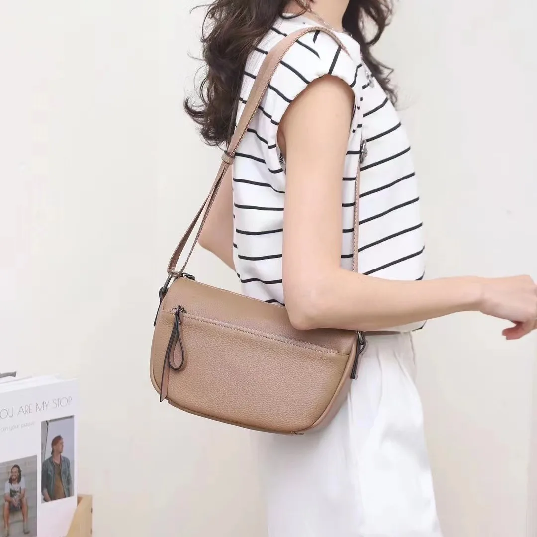 Head Layer Cowhide Cow Leather Women's Bag Fashionable Single Shoulder Crossbody Bag Ladies' Solid Color Lightweight Handbag
Head Layer Cowhide Cow Leather Women's Bag Fashionable Single Shoulder Crossbody Bag Ladies' Solid Color Lightweight Handbag
