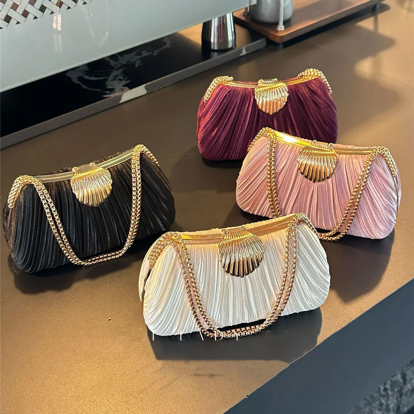2026 New Vintage Pleated Satin Chain Handbag French Fashion Elegant Luxury Design Women's Shell Metal Button Banquet Bags
2026 New Vintage Pleated Satin Chain Handbag French Fashion Elegant Luxury Design Women's Shell Metal Button Banquet Bags