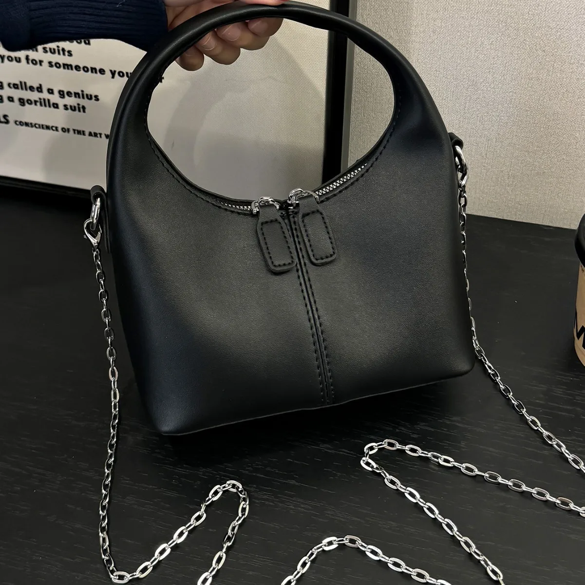 Glossy Niche Soft Leather Wrist Bag, Fashionable Versatile Chain Women's Bag, High-end Light Luxury Oblique Span Bag
Glossy Niche Soft Leather Wrist Bag, Fashionable Versatile Chain Women's Bag, High-end Light Luxury Oblique Span Bag