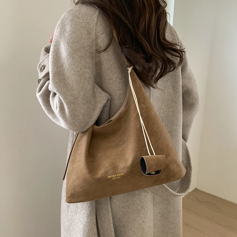 Autumn Winter Vintage Women Totes Large Capacity Suede Shoulder Bags Solid Simple Casual Commuter Retro Handbags with Inner Bag
Autumn Winter Vintage Women Totes Large Capacity Suede Shoulder Bags Solid Simple Casual Commuter Retro Handbags with Inner Bag