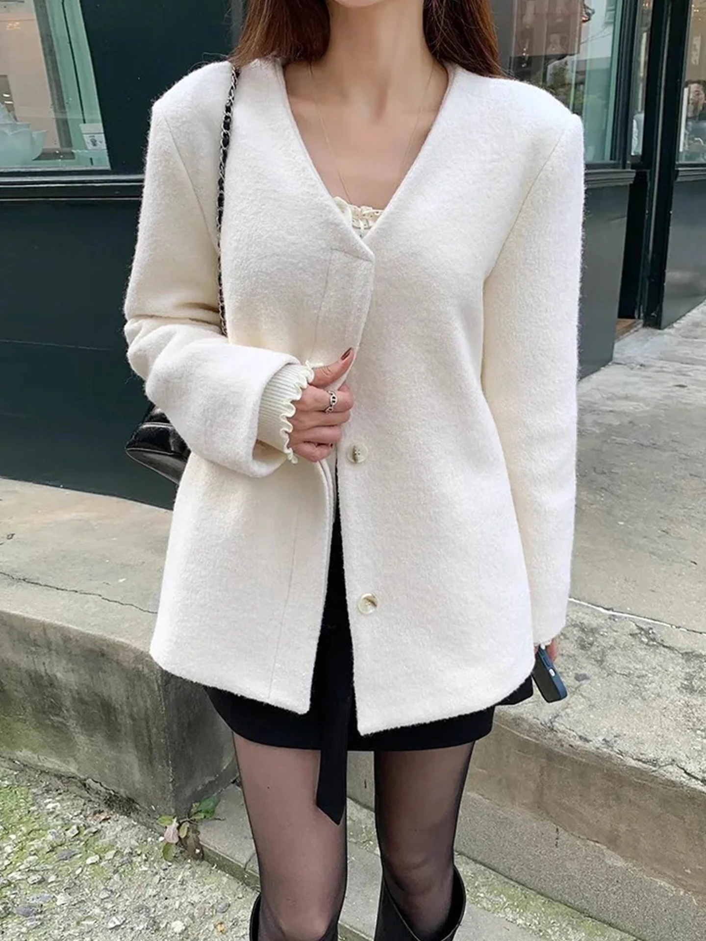 Женское однотонное шерстяное пальто с v-образным вырезом, свободный костюм на одной пуговице, топ в Корейском стиле, зимнее новое поступление, модное и универсальное
Женское однотонное шерстяное пальто с v-образным вырезом, свободный костюм на одной пуговице, топ в Корейском стиле, зимнее новое поступление, модное и универсальное