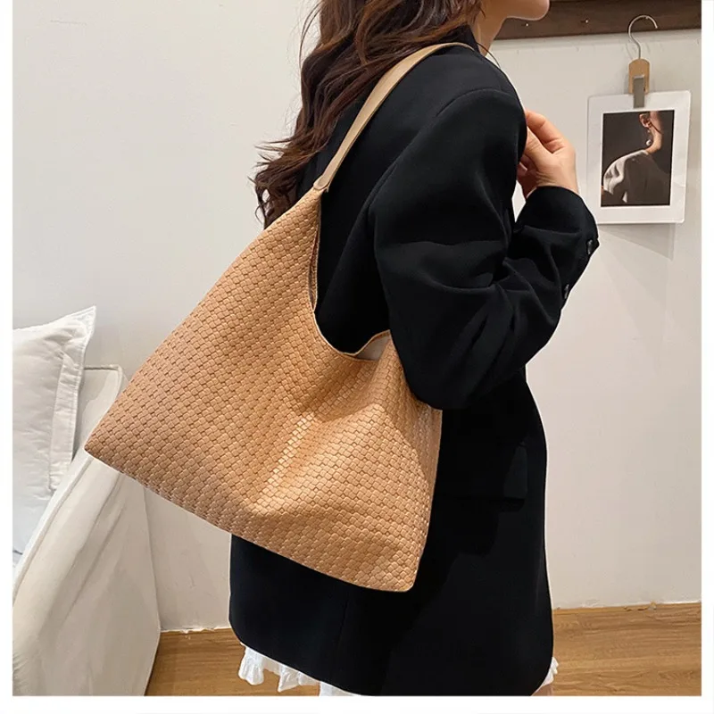 Женская классическая модная мягкая тканая сумка из искусственной кожи, сумка через плечо, повседневные повседневные сумки большой вместимости
Женская классическая модная мягкая тканая сумка из искусственной кожи, сумка через плечо, повседневные повседневные сумки большой вместимости