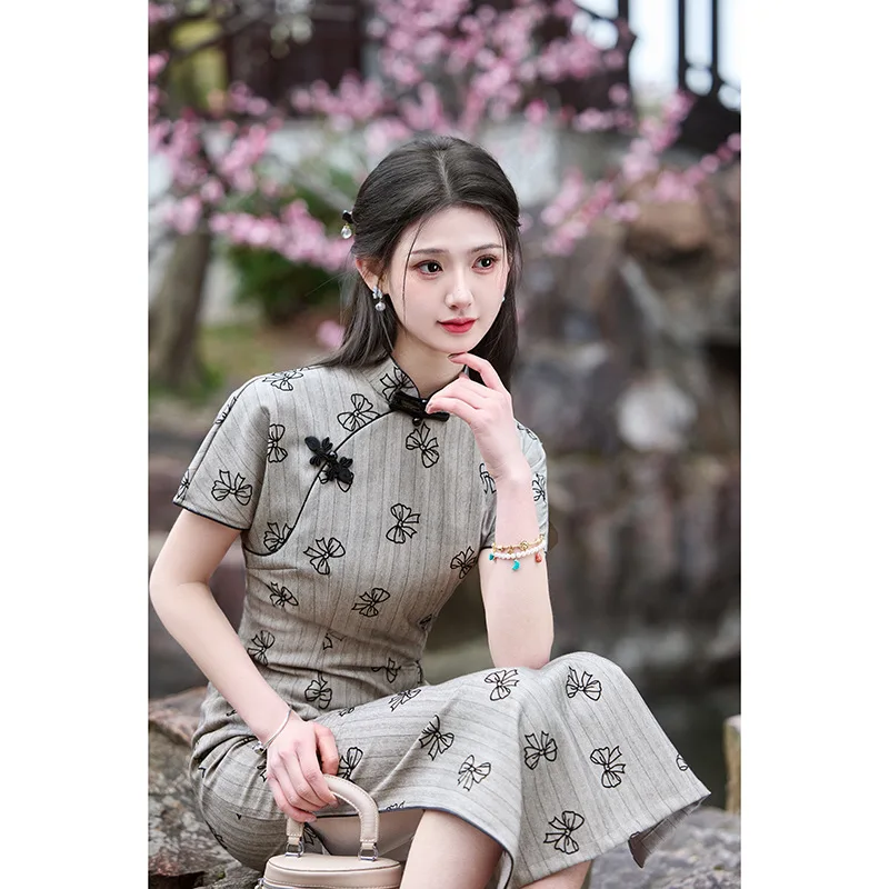 Весенне-летнее китайское стильное тонкое женское платье Cheongsam с коротким рукавом и цветочным принтом, длинное платье Ципао
Весенне-летнее китайское стильное тонкое женское платье Cheongsam с коротким рукавом и цветочным принтом, длинное платье Ципао