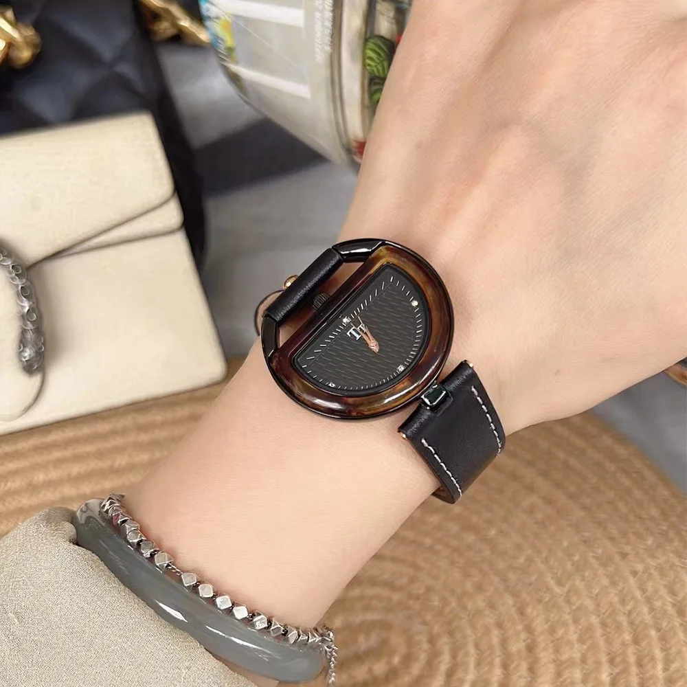 New Korean style semi-circular watch with leather strap, simple and elegant women's wristwatch, watch accessory.
New Korean style semi-circular watch with leather strap, simple and elegant women's wristwatch, watch accessory.