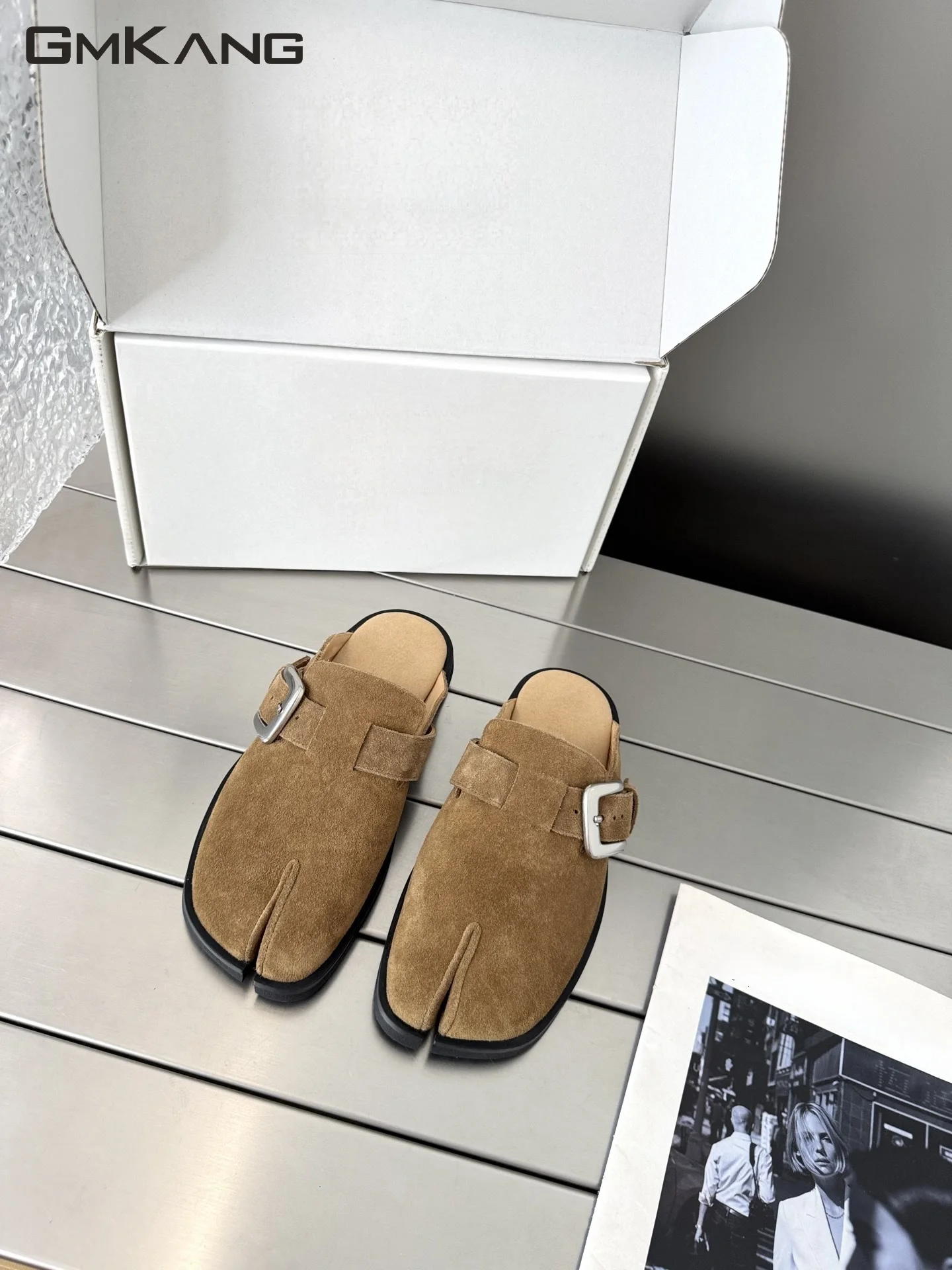 Women Split Tabi Toe Suede Mules Slides Adjustable Buckle Birken Style Flat Slippers Retro Closed Toe Casual Outdoor Slip On Sho
Women Split Tabi Toe Suede Mules Slides Adjustable Buckle Birken Style Flat Slippers Retro Closed Toe Casual Outdoor Slip On Sho