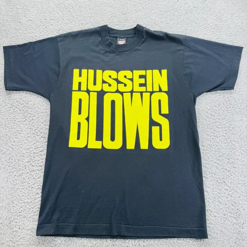 Винтажная футболка saddam Hussein Sucks Screen stars, большая черная футболка с рисунком
Винтажная футболка saddam Hussein Sucks Screen stars, большая черная футболка с рисунком