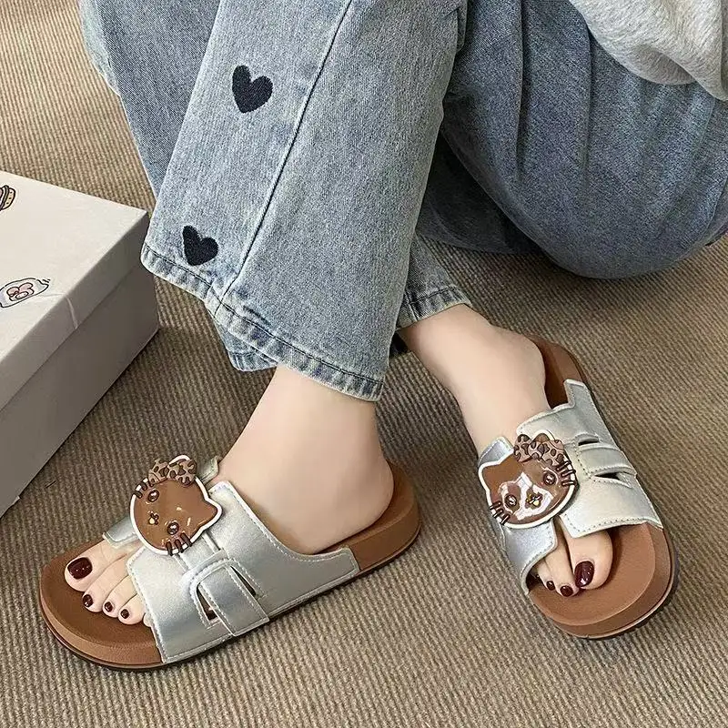 Реальные фото: Новые летние модные тапочки Sanrio Hello Kitty 2026 года, милые, очаровательные, большие размеры, серебристо-белые, для женщин и девушек.
Реальные фото: Новые летние модные тапочки Sanrio Hello Kitty 2026 года, милые, очаровательные, большие размеры, серебристо-белые, для женщин и девушек.