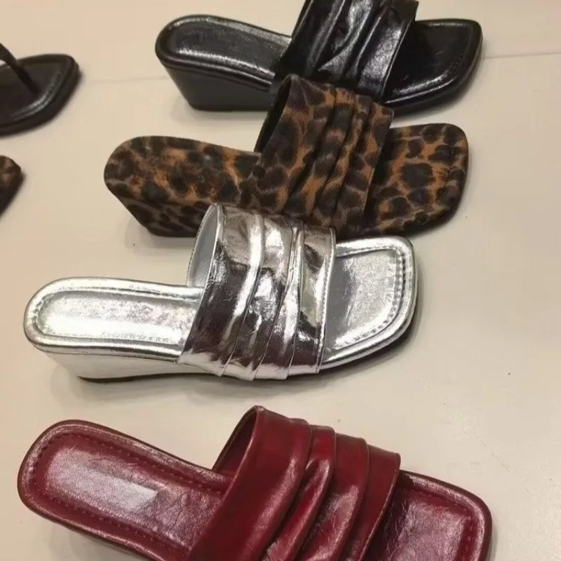 2026 Summer New Floral Pleated Square Toe Wedge Platform High-heeled Slippers Open-toe Flip-flop Cool Mop
2026 Summer New Floral Pleated Square Toe Wedge Platform High-heeled Slippers Open-toe Flip-flop Cool Mop