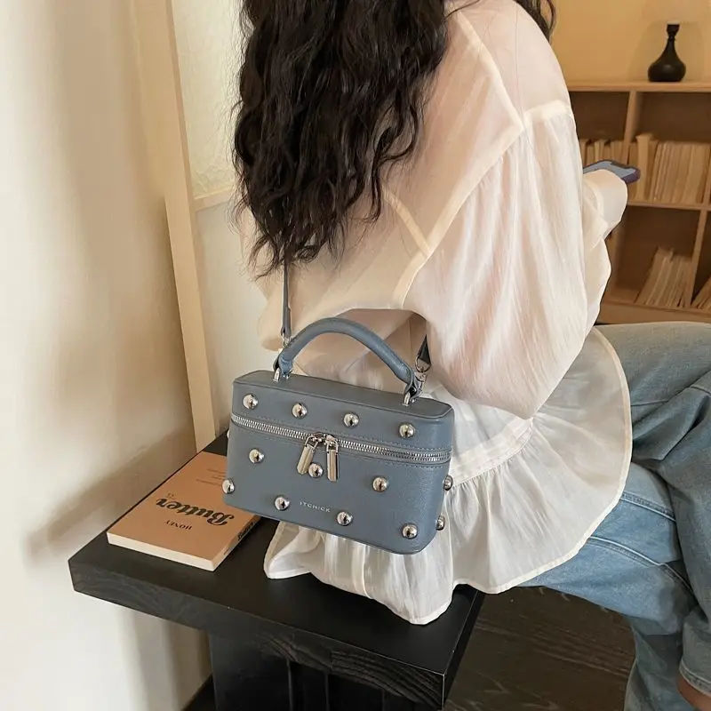 Retro Exquisite Handbag Women's 2026 New High-end Popular Spice Girl Rivet Shoulder Bag Crossbody Commuting Small Square Bag
Retro Exquisite Handbag Women's 2026 New High-end Popular Spice Girl Rivet Shoulder Bag Crossbody Commuting Small Square Bag